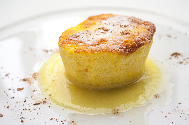Budino d'arancia e mandorle con salsa d'ananas, preparato e fotografato da Giorgio Giorgetti, personal chef Varese Como Milano Lombardia, su Cucino di te.