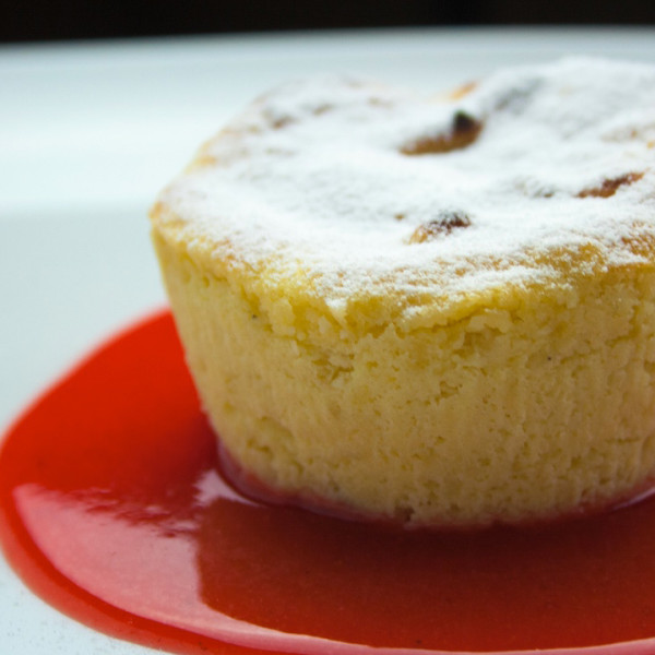 Da un menù esclusivo: budino di limone e mandorle in salsa di fragole, preparato e fotografato da Giorgio Giorgetti, personal chef Varese Como Milano Lombardia, su Cucino di te.