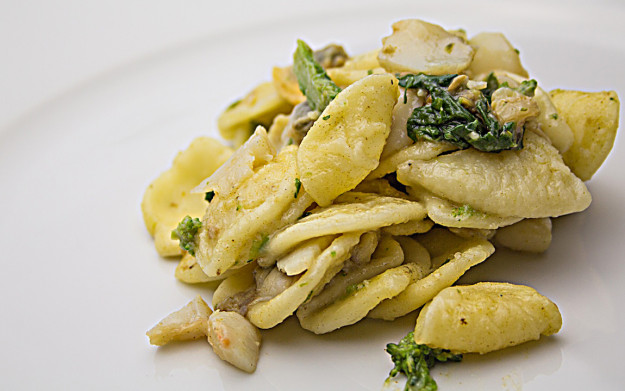 Orecchiette alle cime di rapa, con vongole e capesante, preparate e fotografate da Giorgio Giorgetti, personal chef Varese Como Milano Lombardia, su www.cucinodite.it.