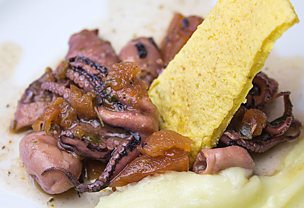 Polipetti alla Luciana con salsa e cialda di patate ratte, preparati e fotografati da Giorgio Giorgetti, personal chef Varese Como Milano Lombardia, su www.cucinodite.it.