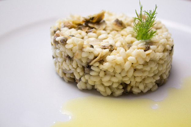 Riso vialone nano alle vongole veraci con salsa di limone, preparato e fotografato da Giorgio Giorgetti, personal chef Varese Como Milano Lombardia, su Cucino di te.