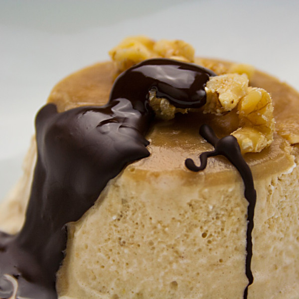 Semifreddo al Nocino di Modena IGP con salsa al cioccolato fondente, preparato e fotografato da Giorgio Giorgetti, personal chef Varese Como Milano Lombardia, su Cucino di te: che cosa fa un personal chef.