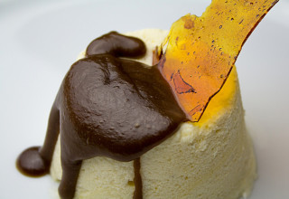 Semifreddo alla vaniglia con salsa alla liquirizia Semifreddo alla vaniglia con salsa alla liquirizia