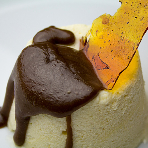 Semifreddo alla vaniglia con salsa alla liquirizia