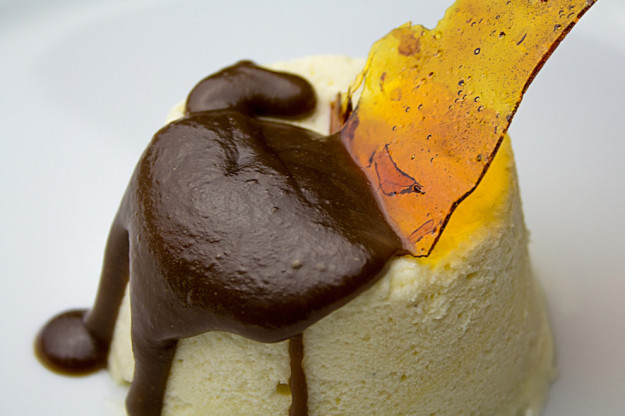 Semifreddo alla vaniglia con salsa alla liquirizia