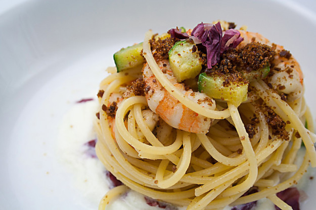 Spaghetti Verrigni con gamberi e zucchine, radicchio rosso e bottarga di muggine su crema di burrata, preparati e fotografati da Giorgio Giorgetti, personal chef Varese Como Milano Lombardia, su Cucino di te.