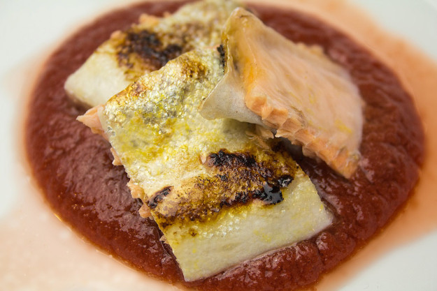 Trota salmonata su gazpacho di fragole, preparata e fotografata da Giorgio Giorgetti, personal chef Varese Como Milano Lombardia, su www.cucinodite.it.