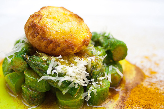 Tuorlo fritto su asparagi verdi, burro fuso, Grana Padano e curry, preparato e fotografato da Giorgio Giorgetti, personal chef Varese Como Milano Lombardia, su Cucino di te.