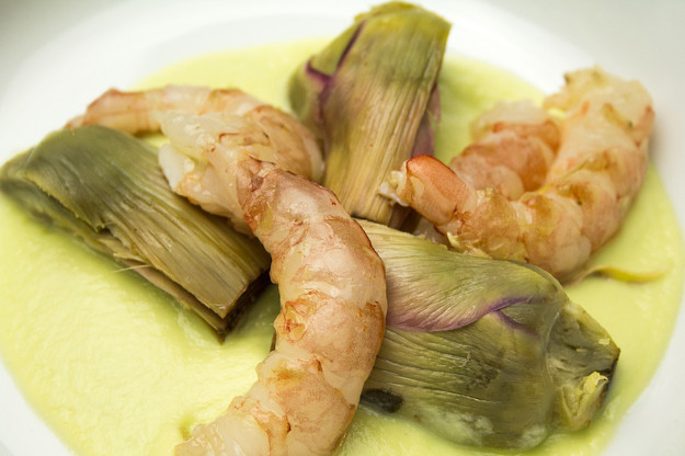 Gamberi e carciofi con zuppetta di cavolfiore verde, preparati e fotografati da Giorgio Giorgetti, personal chef Varese Como Milano Lombardia, su www.cucinodite.it.