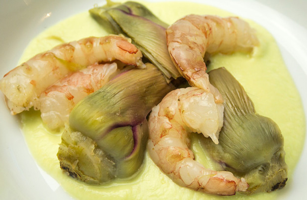 Gamberi e carciofi con zuppetta di cavolfiore verde, preparati e fotografati da Giorgio Giorgetti, personal chef Varese Como Milano Lombardia, su www.cucinodite.it.