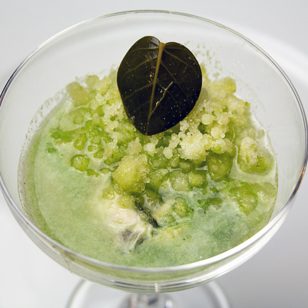 Ostrica in centrifugato di mela verde e cetriolo, con foglia di cappero e frutto della passione, preparata e fotografata da Giorgio Giorgetti, personal chef Varese Como Milano Lombardia, su Cucino di te.