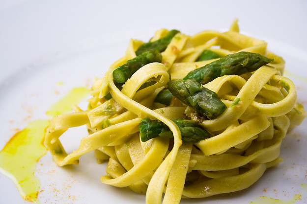 Pasta alla carbonara con arachidi e asparagi verdi, preparata e fotografata da Giorgio Giorgetti, personal chef Varese Como Milano Lombardia, su Cucino di te.