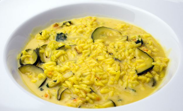 risotto mantecato al taleggio appassito con fiori di zucchina ed erbe aromatiche. Giorgio Giorgetti, cuoco a domicilio Varese, Como, Canton Ticino. Cucino di Te.