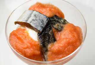 Sgombro marinato con ricotta di pecora e passatina di pomodoro fresco Sgombro marinato con ricotta di pecora e passatina di pomodoro fresco, preparato e fotografato da Giorgio Giorgetti, personal chef Varese Como Milano Lombardia, su Cucino di te.