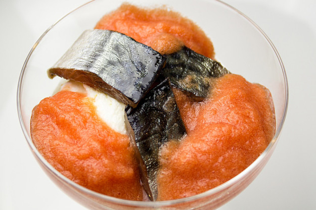 Sgombro marinato con ricotta di pecora e passatina di pomodoro fresco, preparato e fotografato da Giorgio Giorgetti, personal chef Varese Como Milano Lombardia, su Cucino di te.