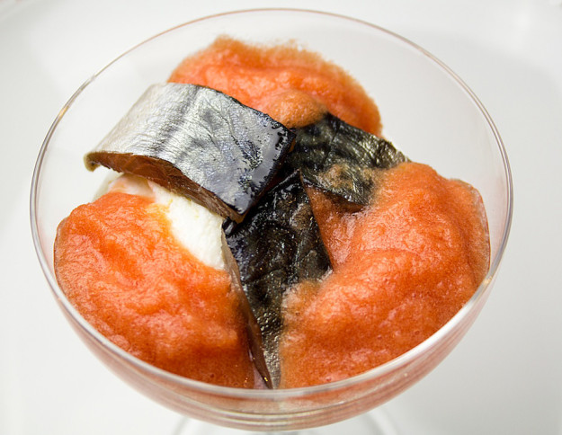 Sgombro marinato con ricotta di pecora e passatina di pomodoro fresco, preparato e fotografato da Giorgio Giorgetti, personal chef Varese Como Milano Lombardia, su Cucino di te.