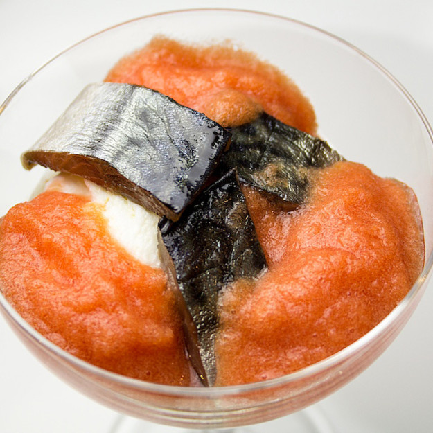 Sgombro marinato con ricotta di pecora e passatina di pomodoro fresco, preparato e fotografato da Giorgio Giorgetti, personal chef Varese Como Milano Lombardia, su Cucino di te.