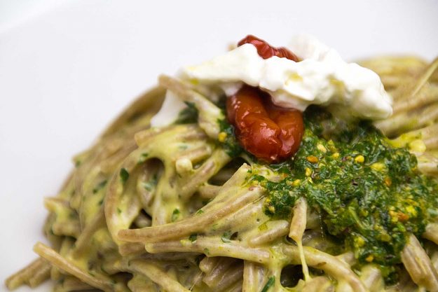 Spaghetti di grani antichi con ciliegini confit, pesto di pistacchi e stracciatella di burrata, realizzati e fotografati da Giorgio Giorgetti, scuola di cucina Varese Como Canton Ticino