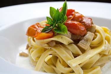 Scuola di cucina provincia Varese Como Canton Ticino. Tagliatelle con melanzane e pomodorini confit su crema di bufala, preparate e fotografate da Giorgio Giorgetti, personal chef Varese Como Milano Lombardia, su Cucino di te.
