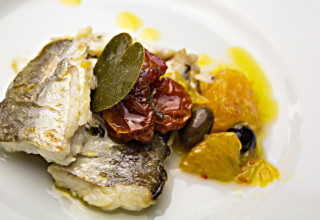 Dentice con pomodorini, arance, olive taggiasche e foglia di cappero Dentice con pomodorini, arance, olive taggiasche e foglia di cappero, preparato e fotografato da Giorgio Giorgetti, personal chef Varese Como Milano Lombardia, su Cucino di te.