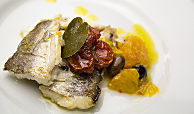 Dentice con pomodorini, arance, olive taggiasche e foglia di cappero, preparato e fotografato da Giorgio Giorgetti, personal chef Varese Como Milano Lombardia, su Cucino di te.