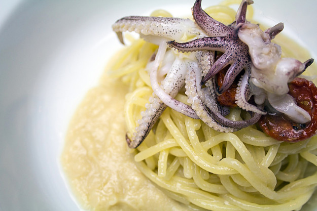 chef a domicilio, apericena - Spaghetti Verrigni con ciuffi di calamari saltati, pomodorini confit e crema di taralli, preparati e fotografati da Giorgio Giorgetti, personal chef Varese Como Milano Lombardia, su www.cucinodite.it.