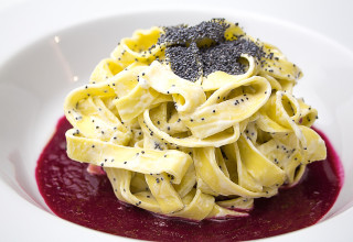 Tagliatelle con robiola, semi di papavero e salsa di barbabietola Tagliatelle con robiola, semi di papavero e salsa di barbabietola, preparate e fotografate da Giorgio Giorgetti, personal chef Varese Como Milano Lombardia, su www.cucinodite.it.