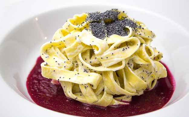 Tagliatelle con robiola, semi di papavero e salsa di barbabietola, preparate e fotografate da Giorgio Giorgetti, personal chef Varese Como Milano Lombardia, su www.cucinodite.it.