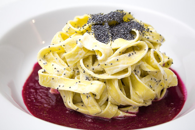 Tagliatelle con robiola, semi di papavero e salsa di barbabietola Tagliatelle con robiola, semi di papavero e salsa di barbabietola, preparate e fotografate da Giorgio Giorgetti, personal chef Varese Como Milano Lombardia, su www.cucinodite.it.