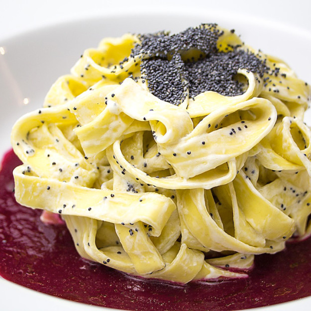 Tagliatelle con robiola, semi di papavero e salsa di barbabietola, preparate e fotografate da Giorgio Giorgetti, personal chef Varese Como Milano Lombardia, su www.cucinodite.it.