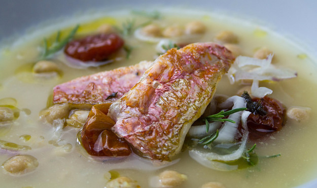 Zuppetta di ceci con triglia, pomodorini confit, cipollotto di Tropea e olio al rosmarino, preparata e fotografata da Giorgio Giorgetti, personal chef Varese Como Milano Lombardia, su www.cucinodite.it.