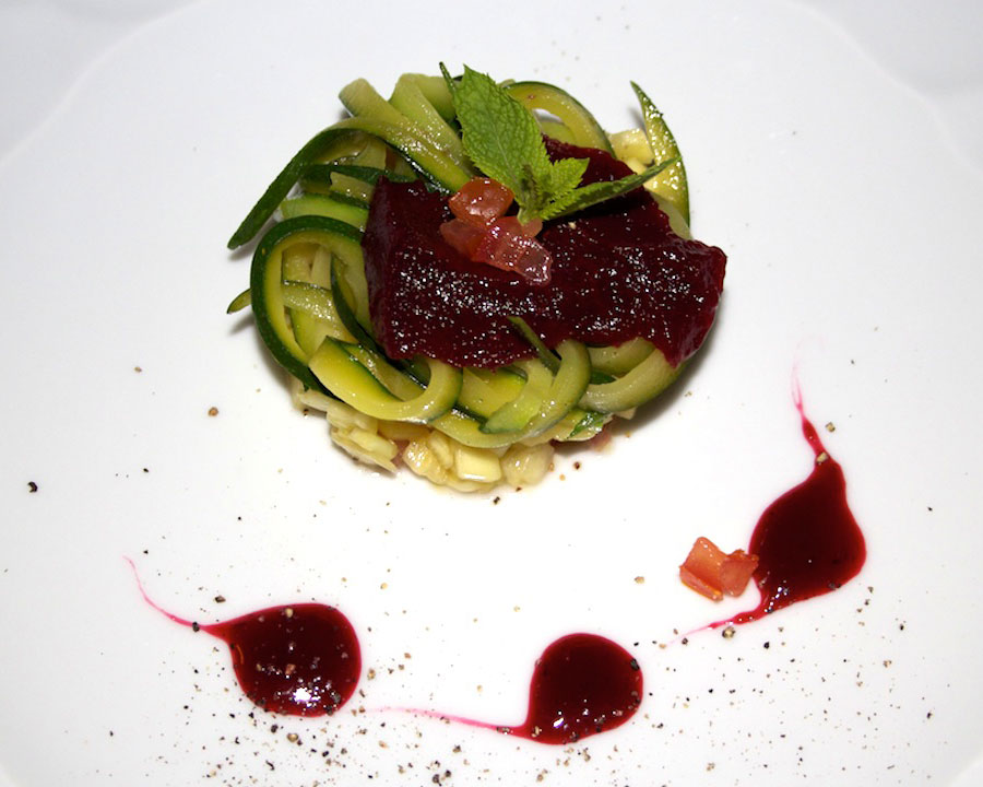 Tartara di zucchine e gelatina di more, di Luca Uria, fotografata da Giorgio Giorgetti, personal chef a Varese
