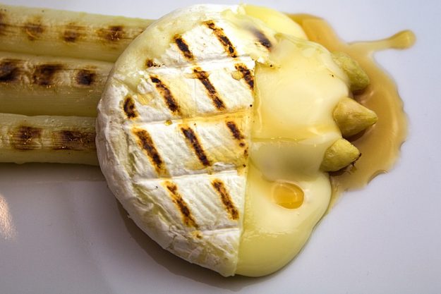 asparagi bianchi di Cantello alla griglia con tomino e miele di castagno