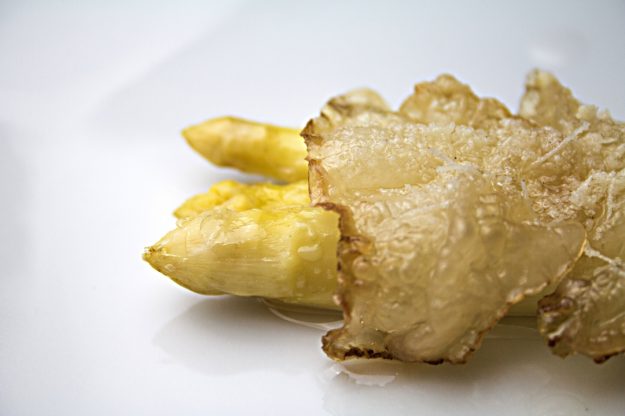 asparagi bianchi di Cantello e lardo, nel ricettario gratuito di Giorgio Giorgetti, personal chef, sommelier e giornalista per le province di Varese, Como, Milano, Lecco, Verbano-Cusio-Ossola e Canton Ticino (Svizzera).