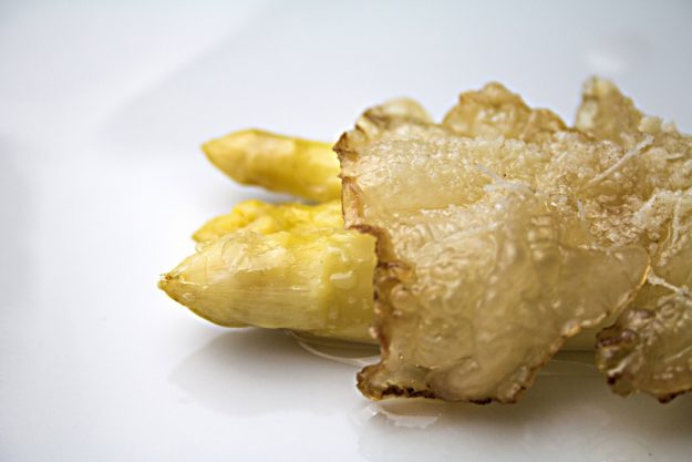 asparagi bianchi di Cantello e lardo, nel ricettario gratuito di Giorgio Giorgetti, personal chef, sommelier e giornalista per le province di Varese, Como, Milano, Lecco, Verbano-Cusio-Ossola e Canton Ticino (Svizzera).