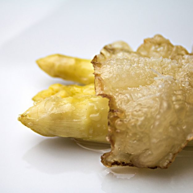 asparagi e lardo asparagi bianchi di Cantello e lardo, nel ricettario gratuito di Giorgio Giorgetti, personal chef, sommelier e giornalista per le province di Varese, Como, Milano, Lecco, Verbano-Cusio-Ossola e Canton Ticino (Svizzera).