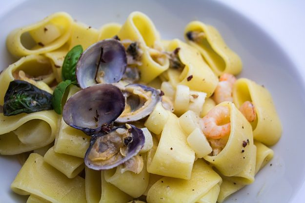 calamarata con asparagi bianchi di Cantello, vongole e gamberetti, nel ricettario gratuito di Giorgio Giorgetti, personal chef, sommelier e giornalista per le province di Varese, Como, Milano, Lecco, Verbano-Cusio-Ossola e Canton Ticino (Svizzera).