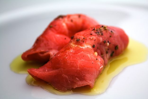 carpaccio di involtini di manzo con asparagi bianchi di Cantello e primo sale, nel ricettario gratuito di Giorgio Giorgetti, personal chef, sommelier e giornalista per le province di Varese, Como, Milano, Lecco, Verbano-Cusio-Ossola e Canton Ticino (Svizzera).