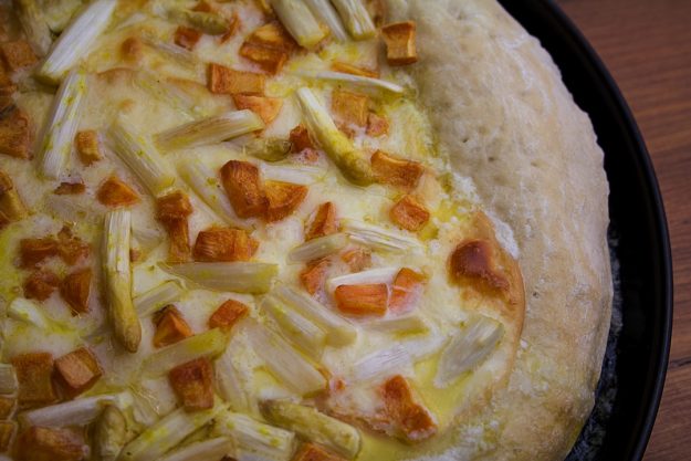 pizza bianca con asparagi bianchi di Cantello e patate dolci, nel ricettario gratuito di Giorgio Giorgetti, personal chef, sommelier e giornalista per le province di Varese, Como, Milano, Lecco, Verbano-Cusio-Ossola e Canton Ticino (Svizzera).