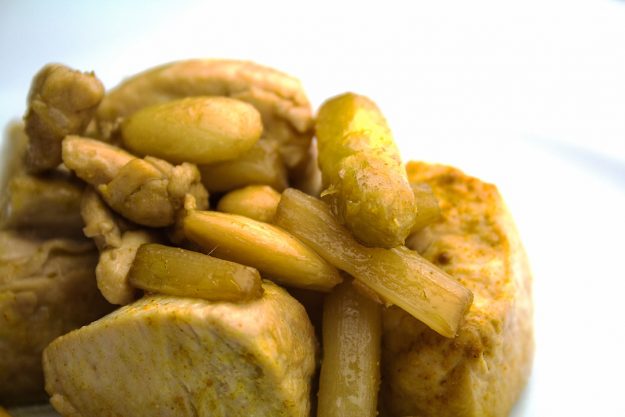 pollo alle mandorle e asparagi bianchi di Cantello, nel ricettario gratuito di Giorgio Giorgetti, personal chef, sommelier e giornalista per le province di Varese, Como, Milano, Lecco, Verbano-Cusio-Ossola e Canton Ticino (Svizzera).