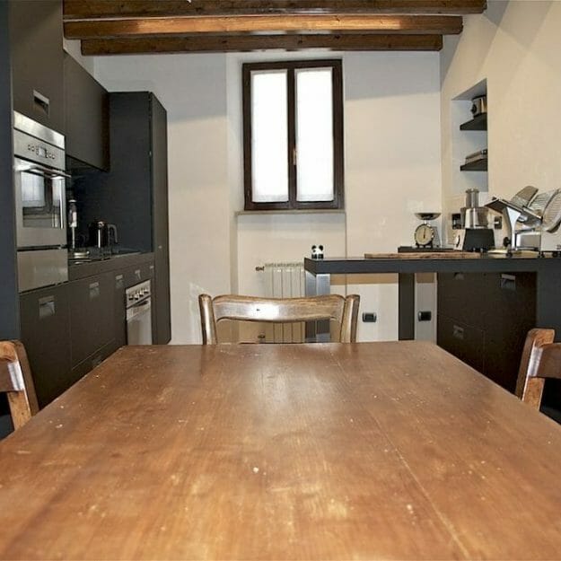 La nuova cucina di Cucino di Te, dove si tengono le lezioni tra i fornelli e le degustazioni dedicate al vino. Cantello, Varese, Como, Svizzera.