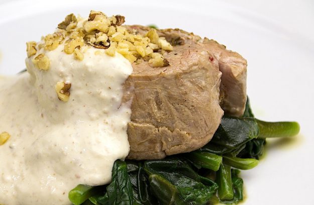 filetto di maiale con salsa al gorgonzola e noci e spinacini croccanti. Scuola di cucina provincia di Varese, Como, Monza e Brianza, Canton Ticino, Svizzera.