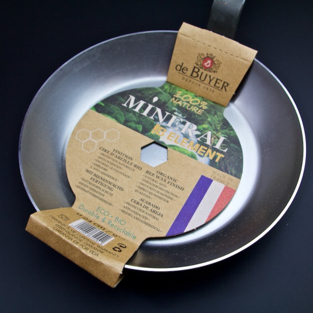 Una padella di ferro Debuyer, detta anche lionese