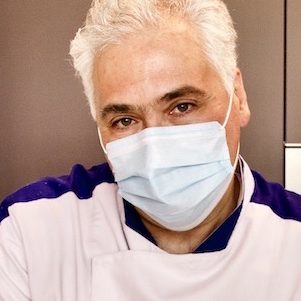 giorgio giorgetti di cucino di te lavora con guanti e mascherina per la sicurezza del cliente Covid e chef a domicilio: giorgio giorgetti di cucino di te lavora con guanti e mascherina per la sicurezza del cliente