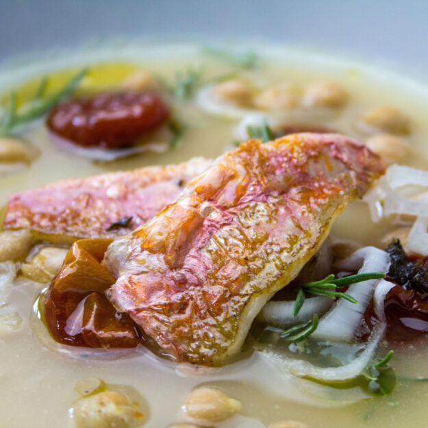 Triglie in zuppetta di ceci e olio al rosmarino Triglie in zuppetta di ceci e olio al rosmarino