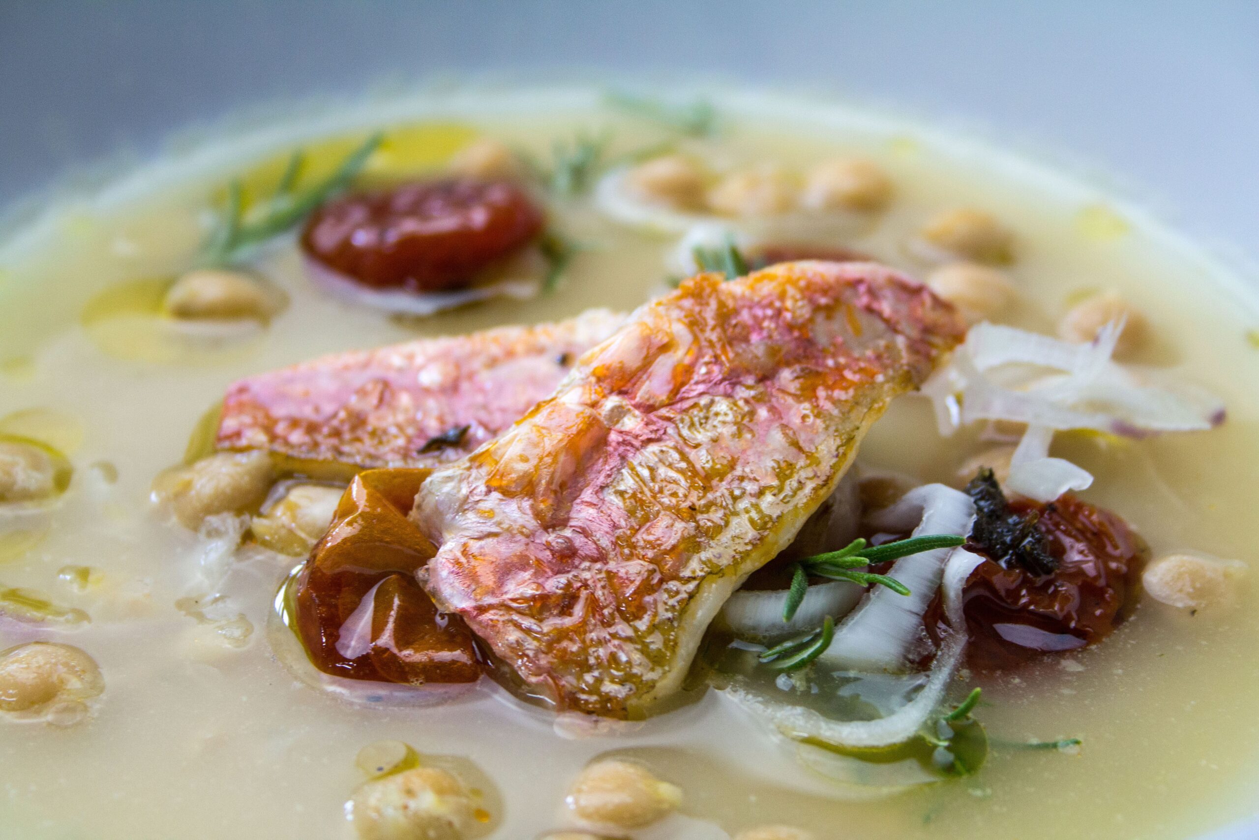 Triglie in zuppetta di ceci e olio al rosmarino