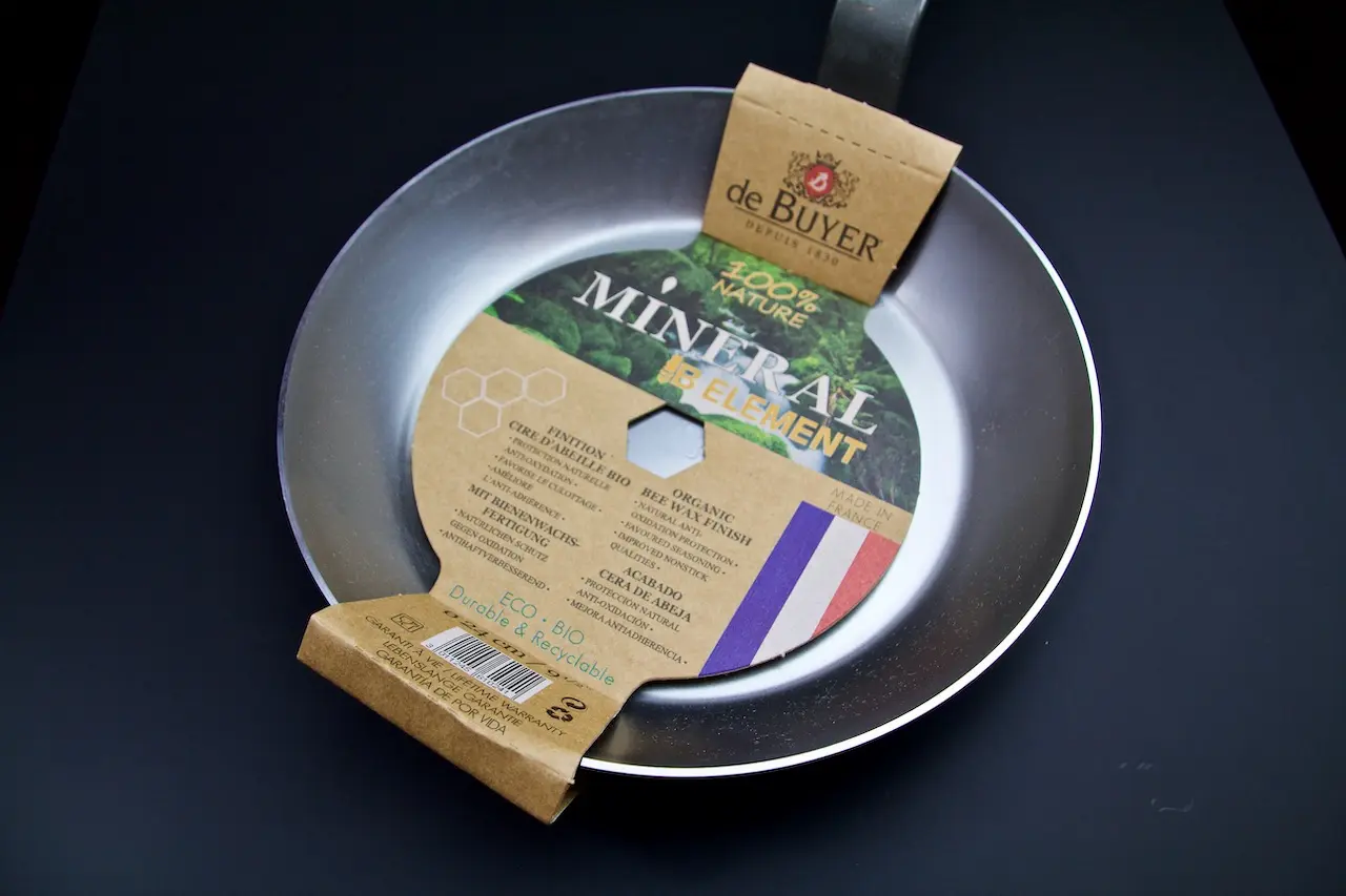 Una padella di ferro De Buyer, detta anche lionese, nuovissima e priva di qualsiasi trattamento: imparare a condizionarla e a conservarla al meglio giustifica ogni tipo di sforzo e nobilita l'arte della cottura di tutti i personal chef.