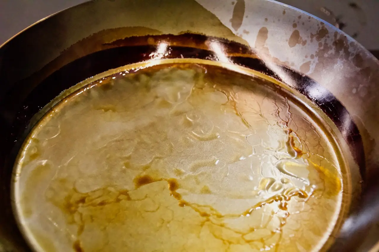 Stagionatura con l'olio alimentare di una padella di ferro lionese De Buyer, di cui Giorgio Giorgetti di Cucino di Te, chef a domicilio a Varese, Como e Monza Brianza, dà le istruzioni precisissime passo per passo.