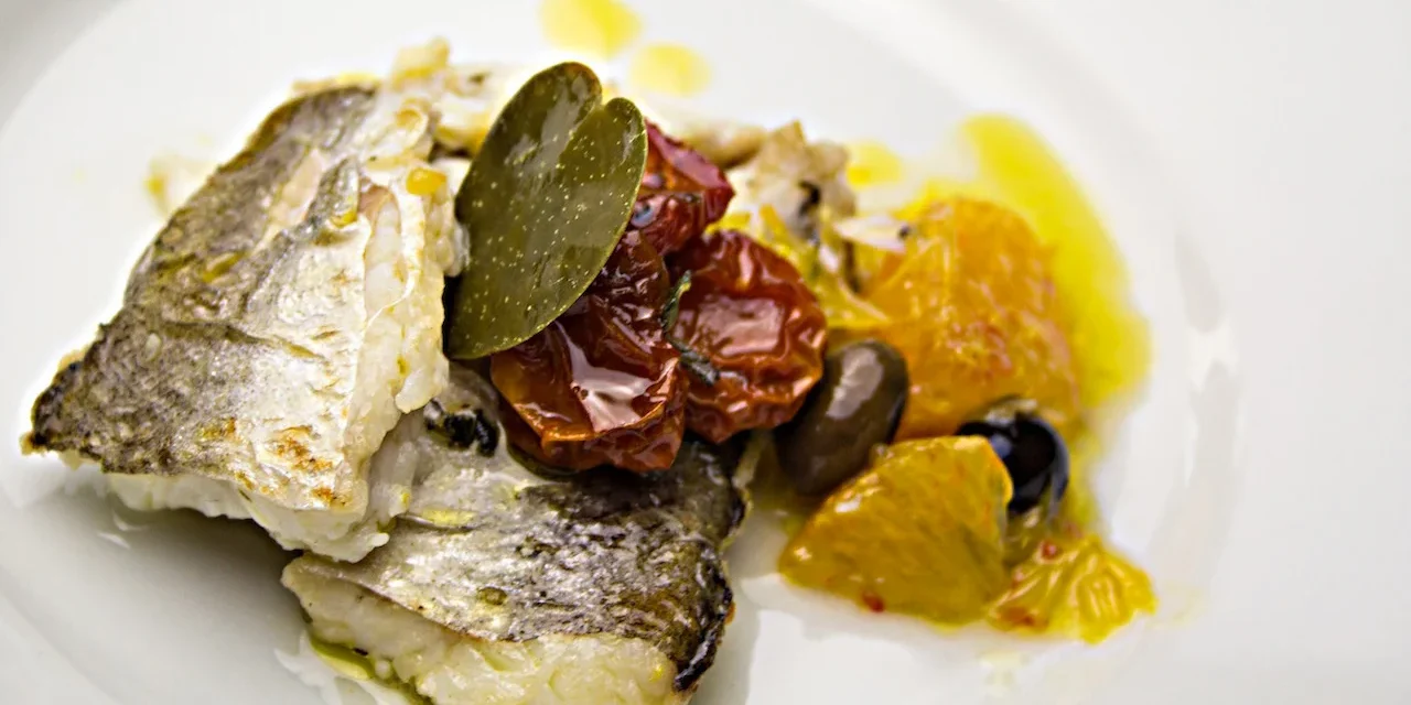 Filetto di dentice con pomodorini confit, arance al vivo e foglie di cappero: ricetta estiva di Cucino di Te, chef a domicilio tra Milano, Varese e Lugano