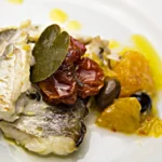 Dentice-con-pomodorini,-arance,-olive-taggiasche-e-foglia-di-cappero Filetto di dentice con pomodorini confit, arance al vivo e foglie di cappero: ricetta estiva di Cucino di Te, chef a domicilio tra Milano, Varese e Lugano